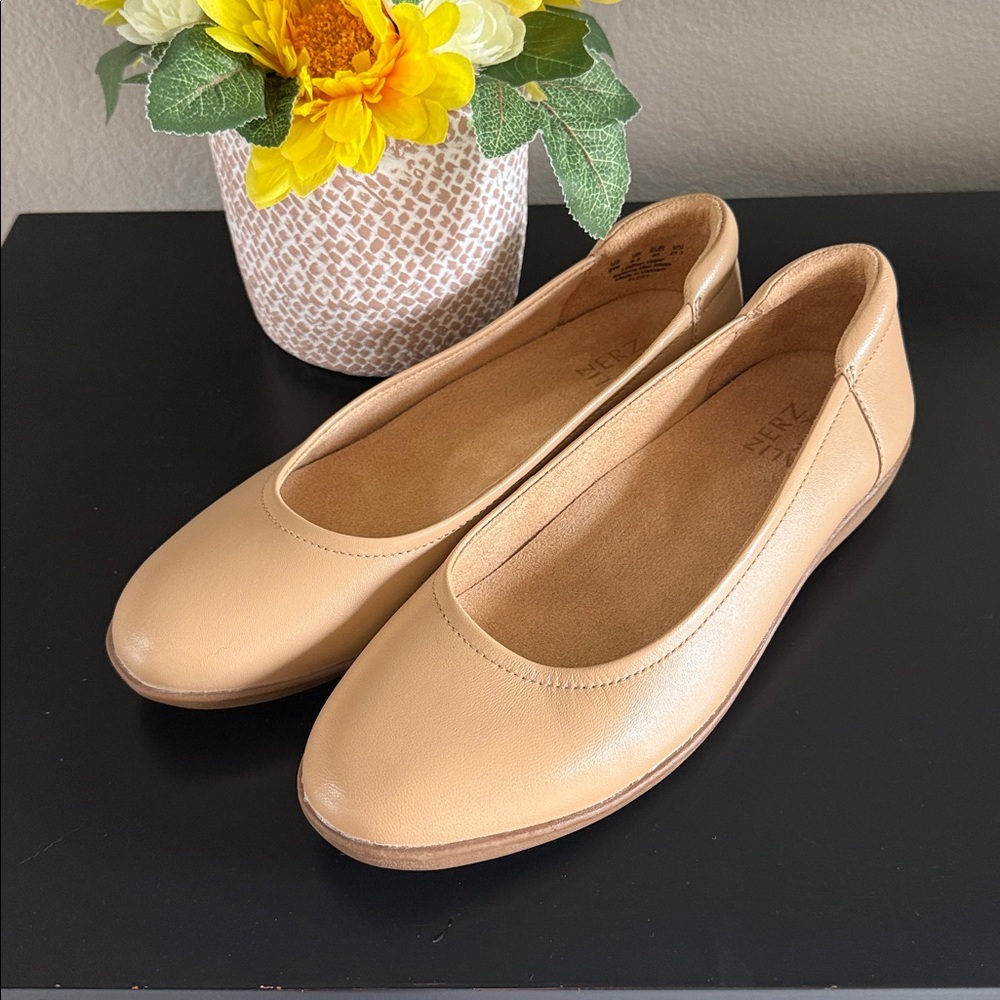 Naturalizer Women’s Flexy Tan Ballet Flats View 3